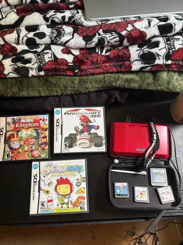 Nintendo DS System With Case, Charger, 4 Games Ex Condition