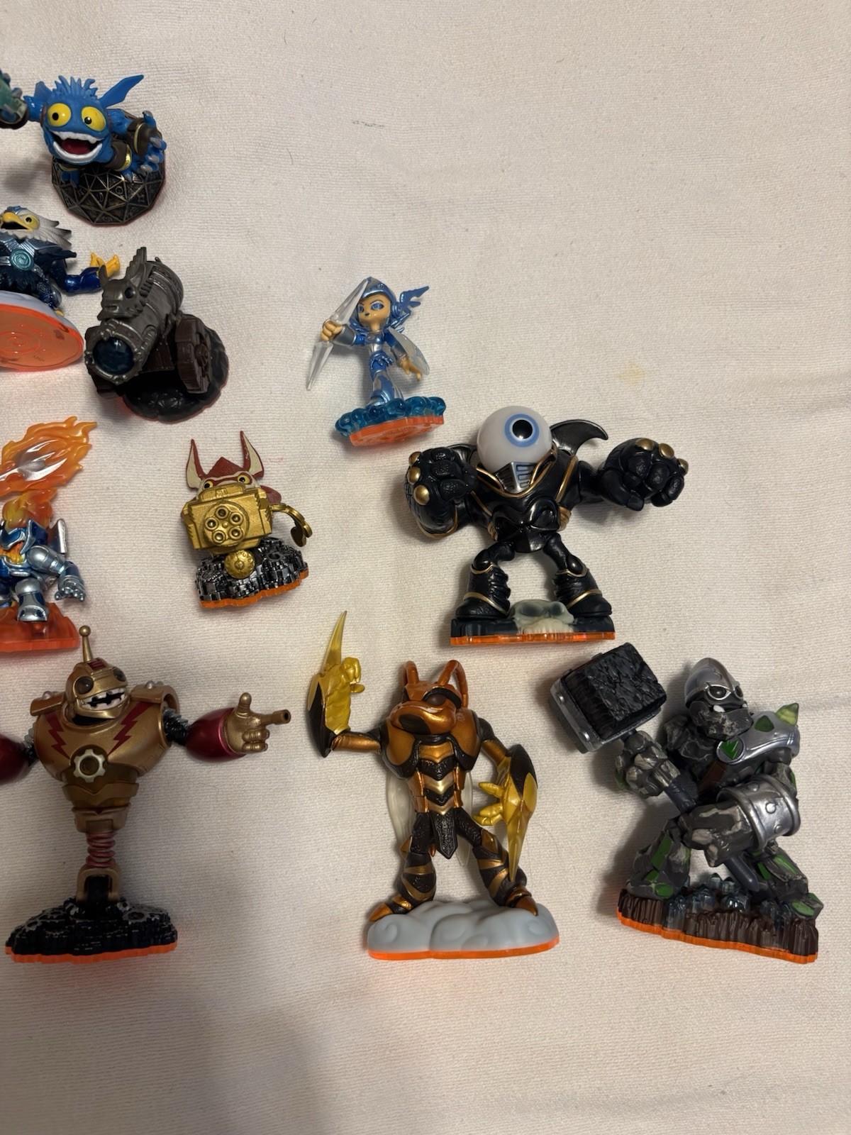 2012 Activision Skylanders Giants Carrying Case W/Dividers & 18 Action Figures