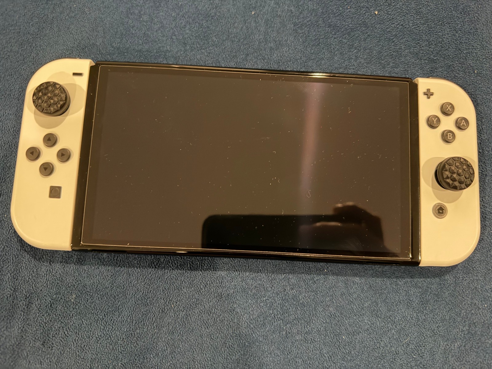 Nintendo Switch Oled Edition (Comes w/ charging stand, carrying case and Game)