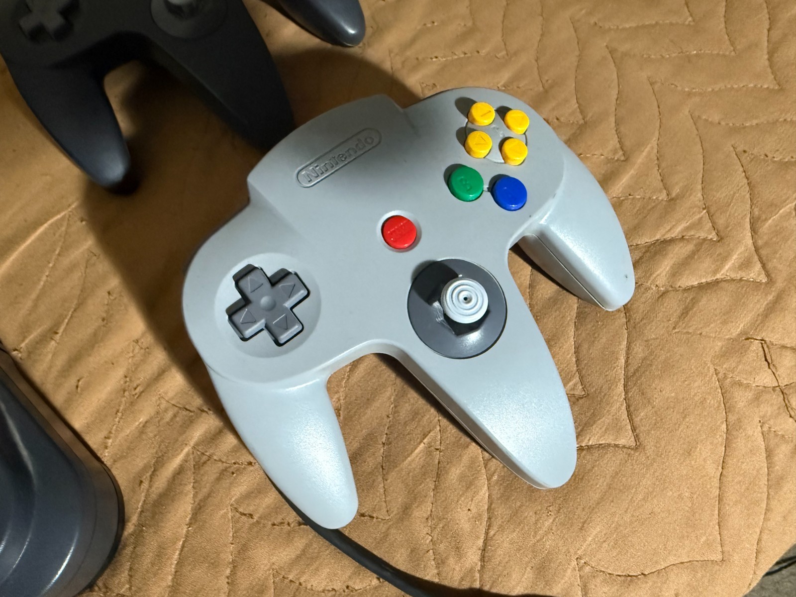 Nintendo 64 TESTED! WORKS! INCLUDES 2 OEM CONTROLLERS, MEMORY CARD AND FREE GAME