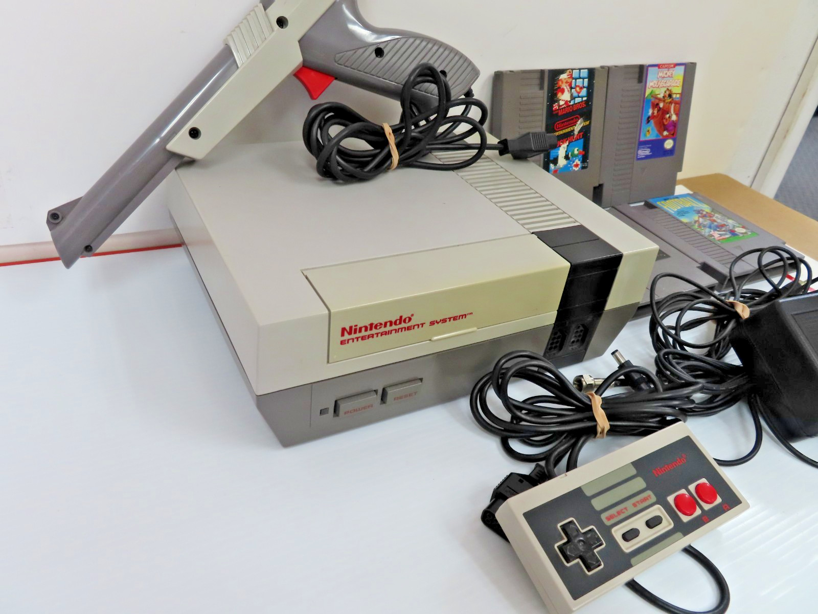 REGULAR NINTENDO SYSTEM CONSOLE COMPLETE BUNDLE + GAMES TESTED & WORKING NES-001