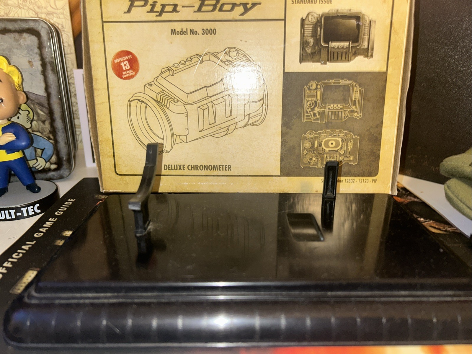Bethesda FALLOUT 3 – Survival Edition Pip-Boy 3000 Digital Clock + Stand + Box
