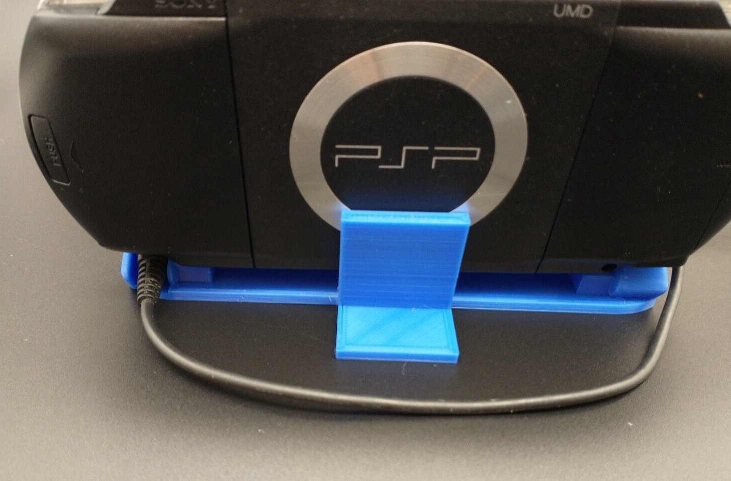 SONY PSP 1000 2000 3000 LOW PROFILE CHARGING DISPLAY STAND – Optional UMD Holder