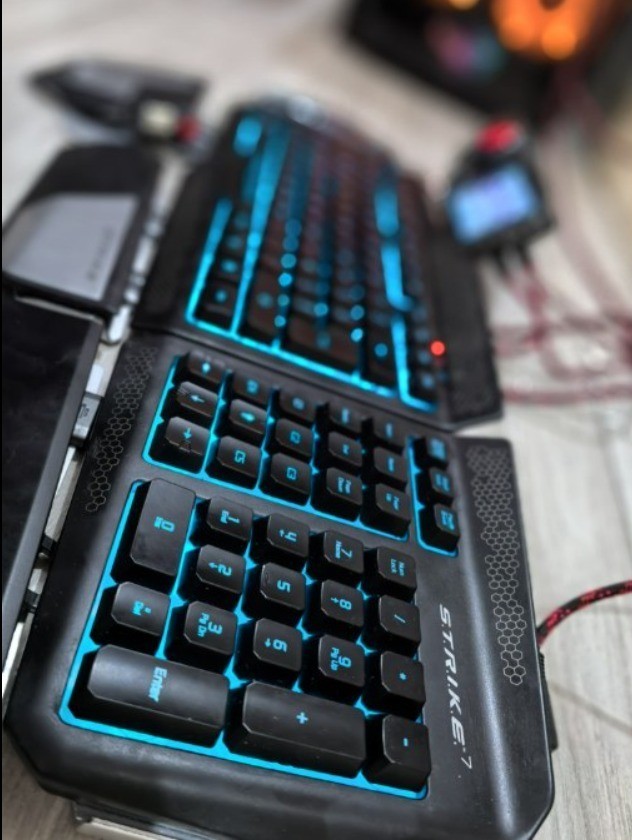 Mad Catz STRIKE 7 Modular PC Gaming Keyboard VENOM Touchscreen Open Box