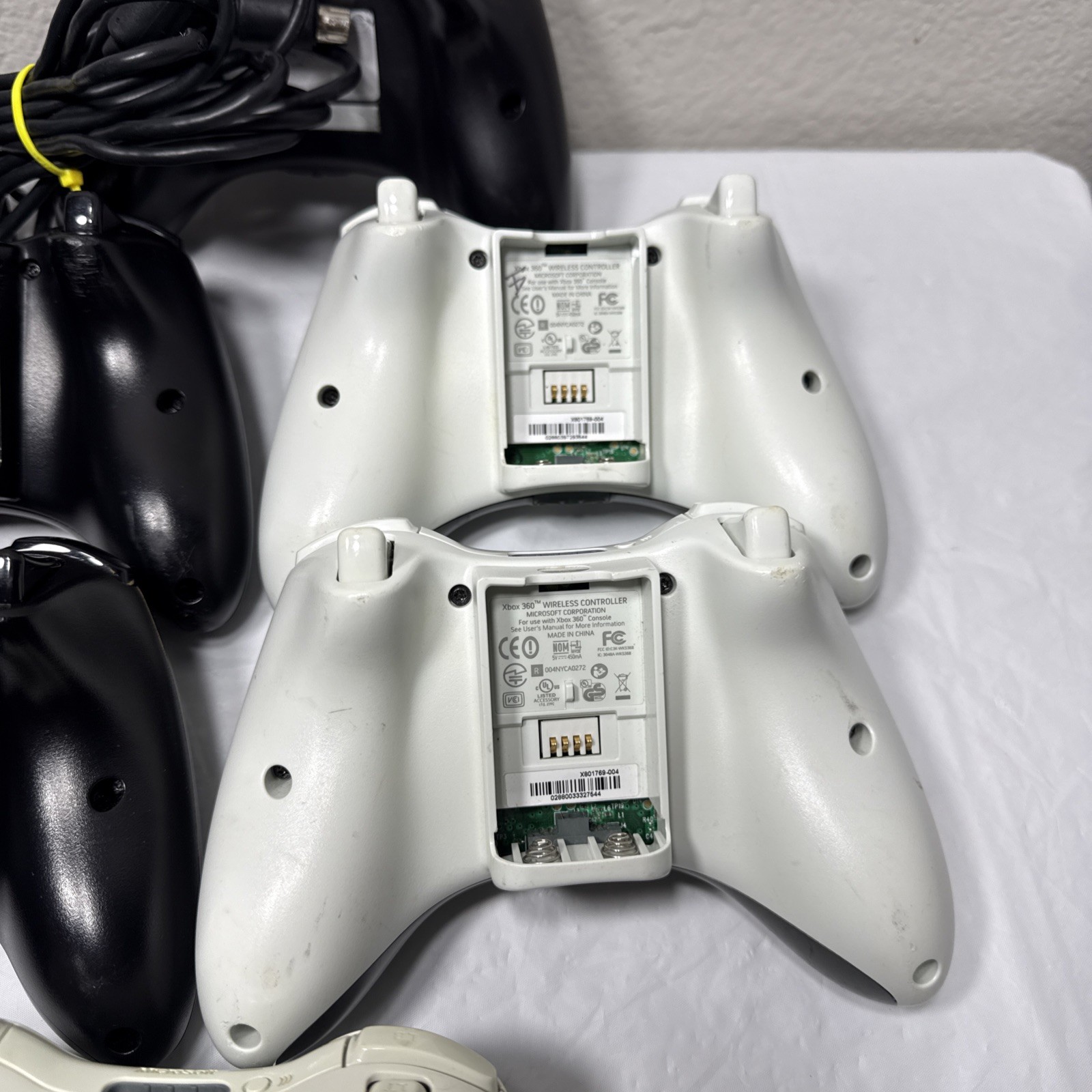 Lot of 6 OEM Microsoft Xbox 360 Controllers Five Wireless And One Wired