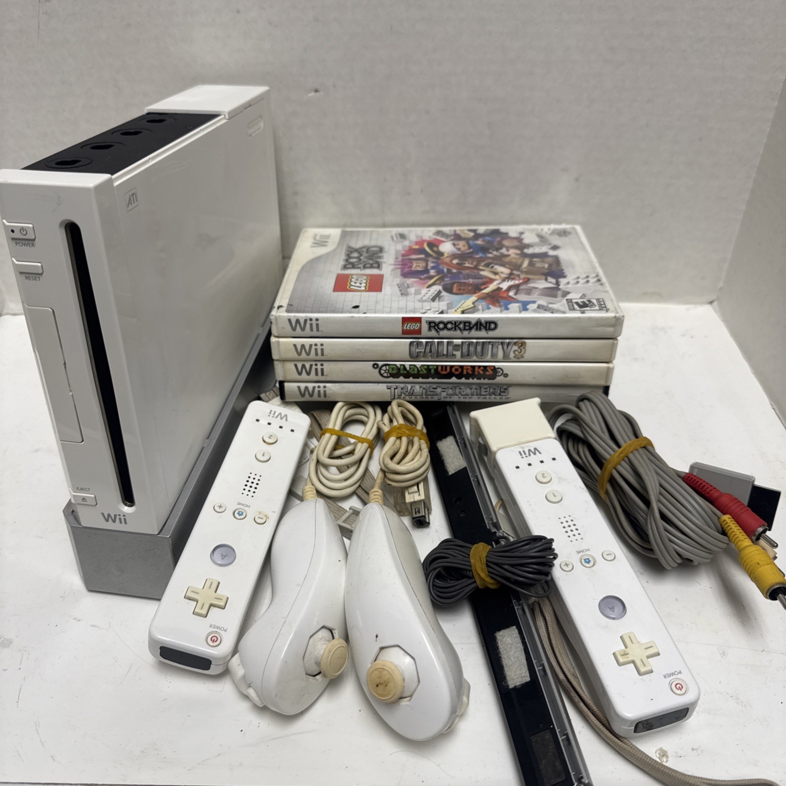 Nintendo Wii Console RVL 001 Bundle 2 Controllers With 4 Nintendo Wii Games