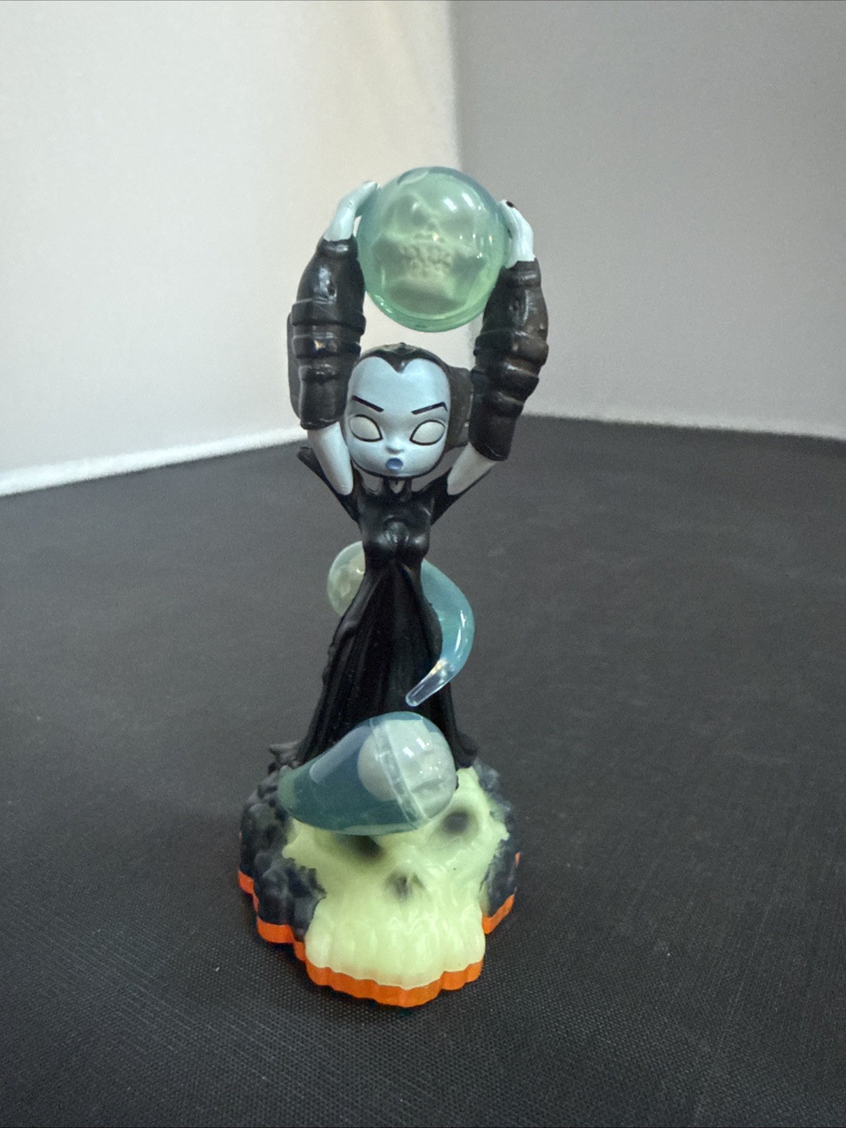 Skylanders Giants: Series 2 – Hex Lightcore Undead Figure Activision Toy W1139A