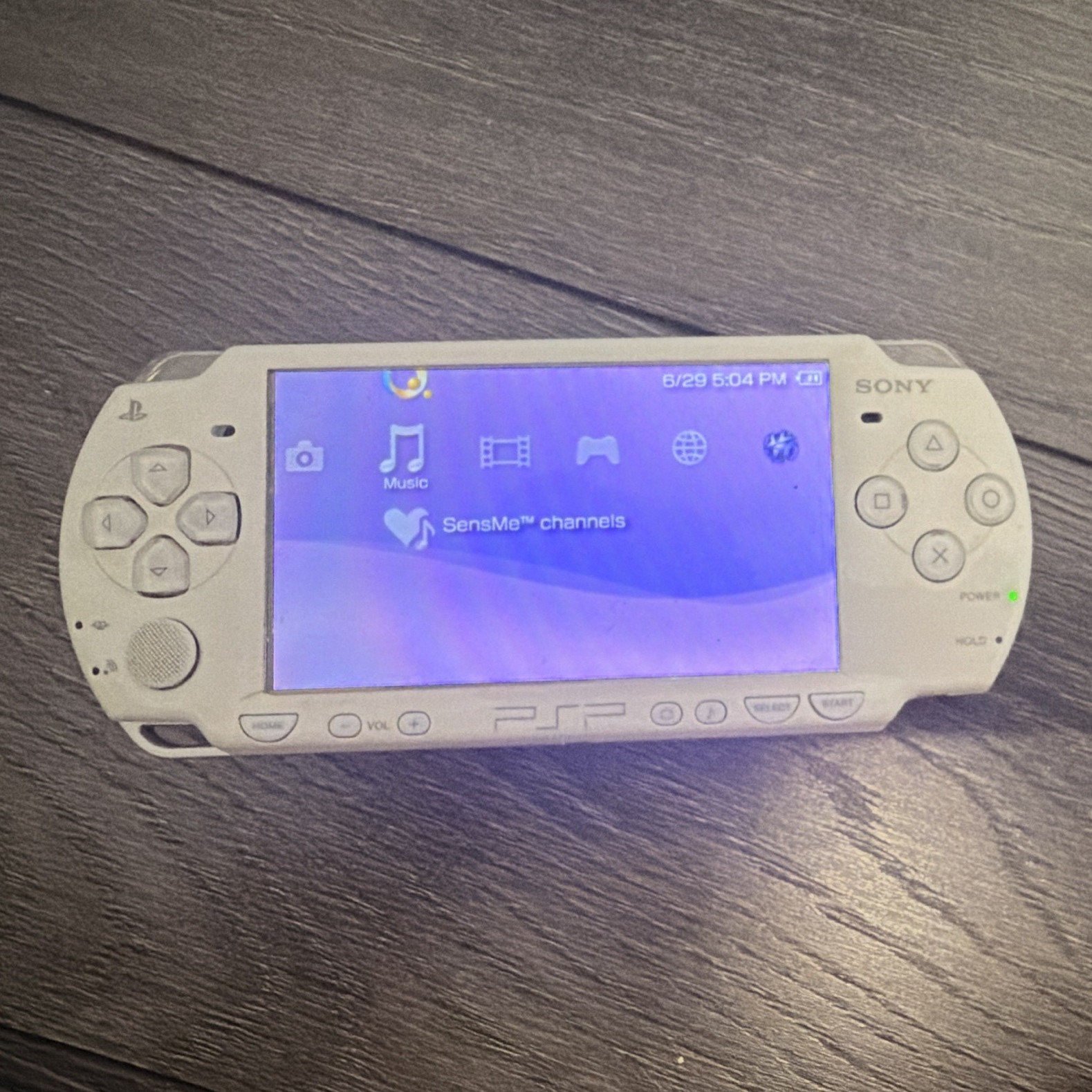 Sony PSP White Handheld System Console w/ 4GB Memory Stick PRO Duo