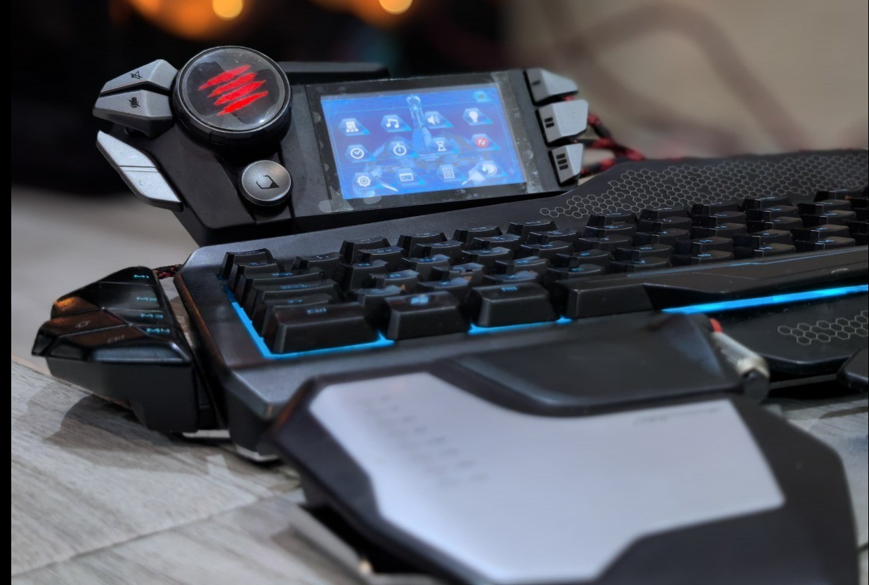 Mad Catz STRIKE 7 Modular PC Gaming Keyboard VENOM Touchscreen Open Box