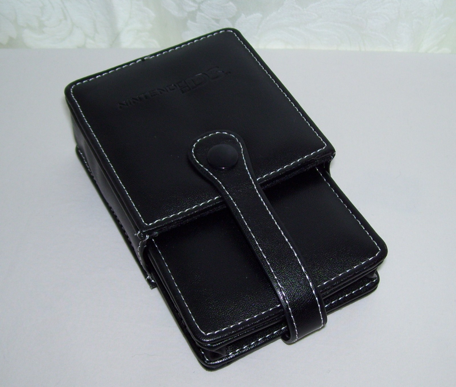 Genuine Nintendo DS . Black Synthetic Leather Padded Game Case / Sleeve ONLY