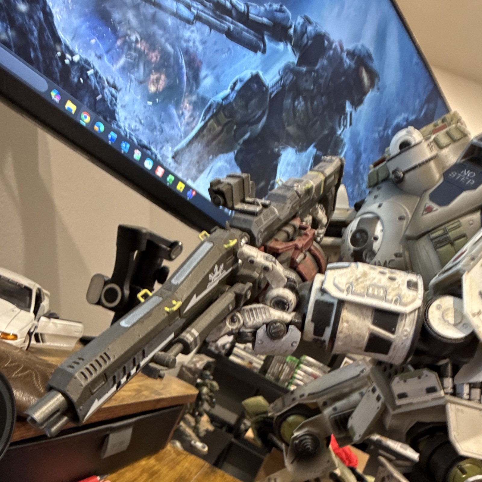 Titanfall 2 Collectible Mech Statue/Figure w/ Pilot & “TITANFALL 2” Bracelet