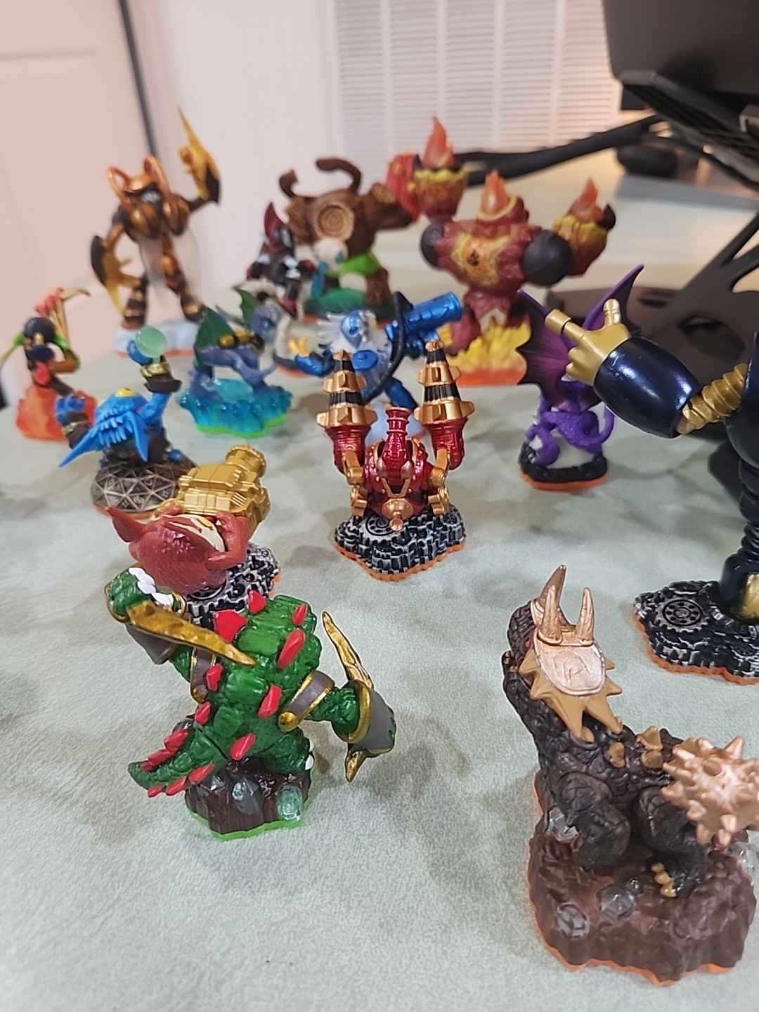 Activision Skylanders Giants Lot of 16 With Carrying Bag and Portal!