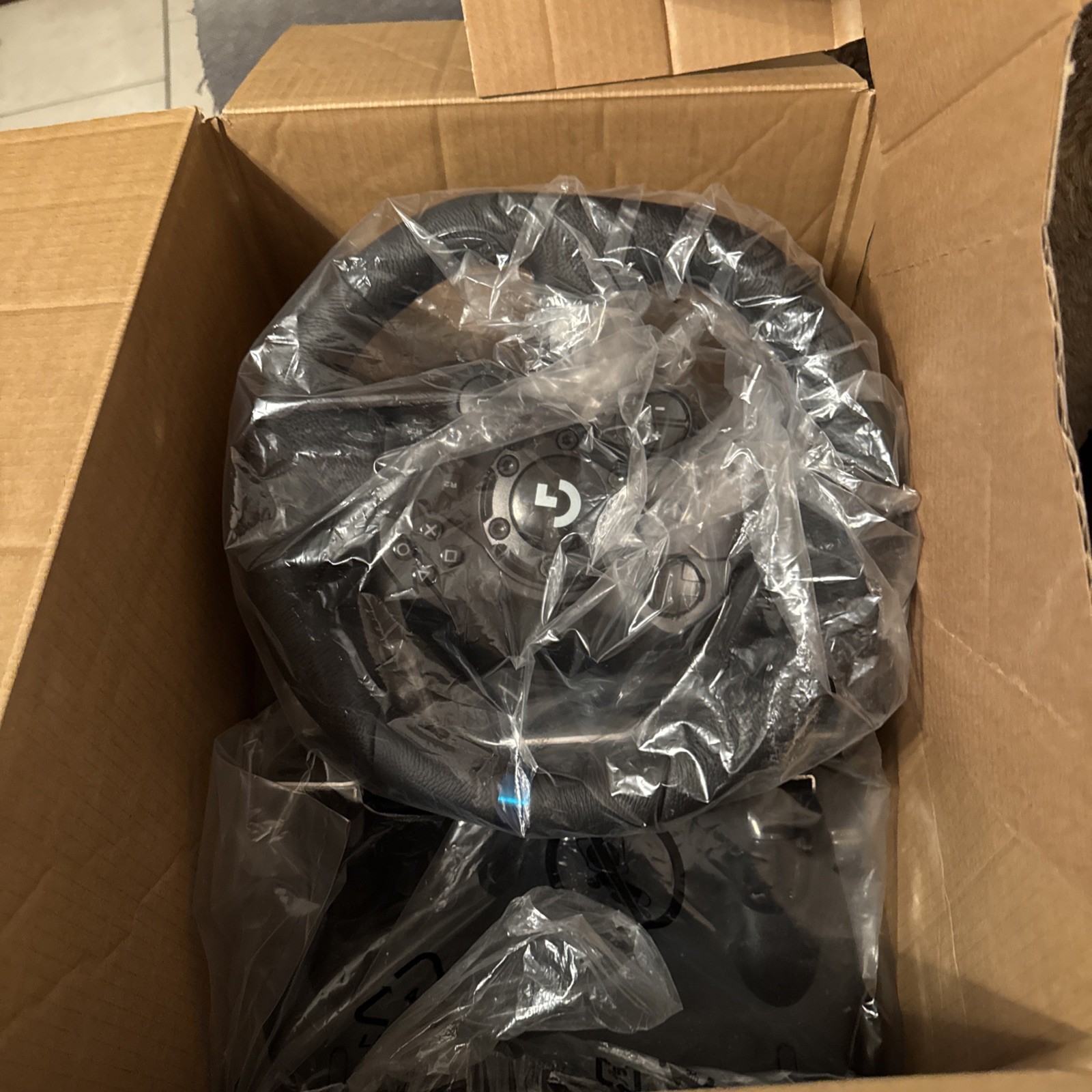 Logitech G923 Racing Wheel and Pedals, TRUEFORCE PS5, PS4, PC, Mac – 941-000147