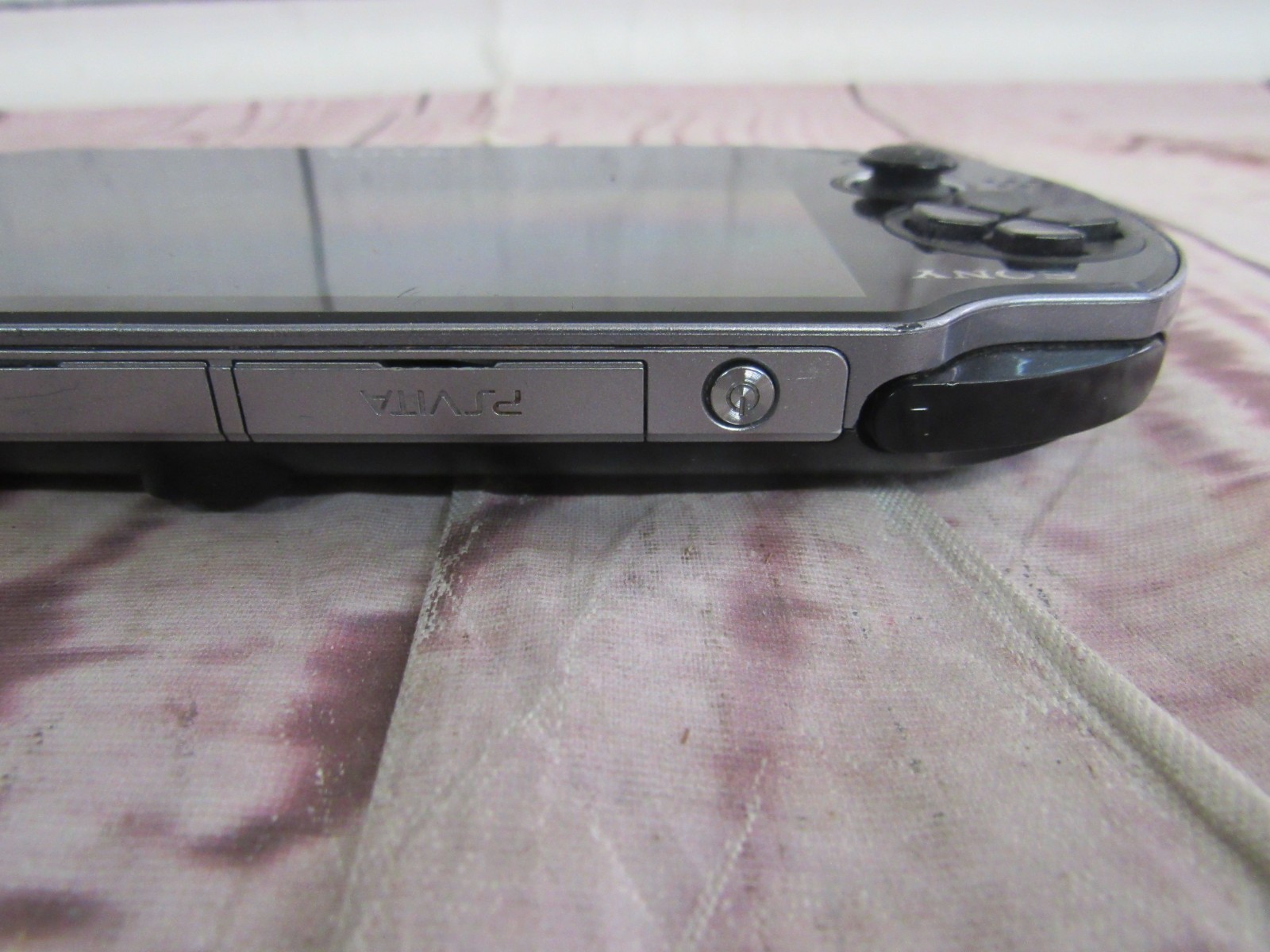 Sony PS Vita PCH-1001 Console w/Charger and Mortal Kombat Cart, *TESTED*