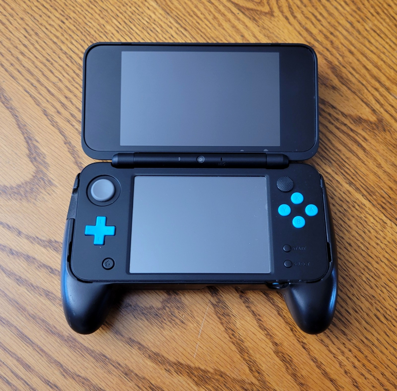 New Nintendo 2DS XL Black / Turquoise – 64GB – Charger and Grip – Fast Ship!!