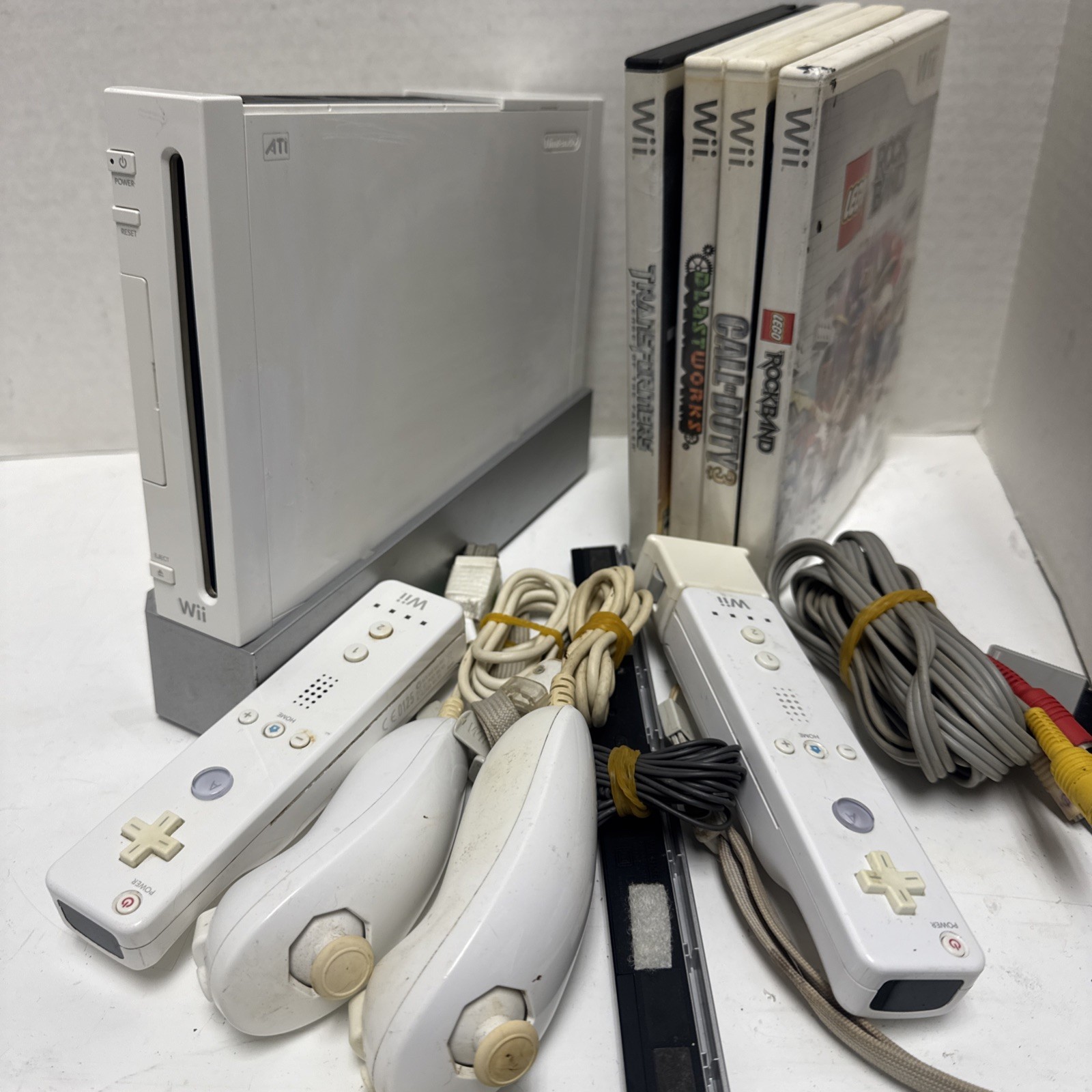 Nintendo Wii Console RVL 001 Bundle 2 Controllers With 4 Nintendo Wii Games