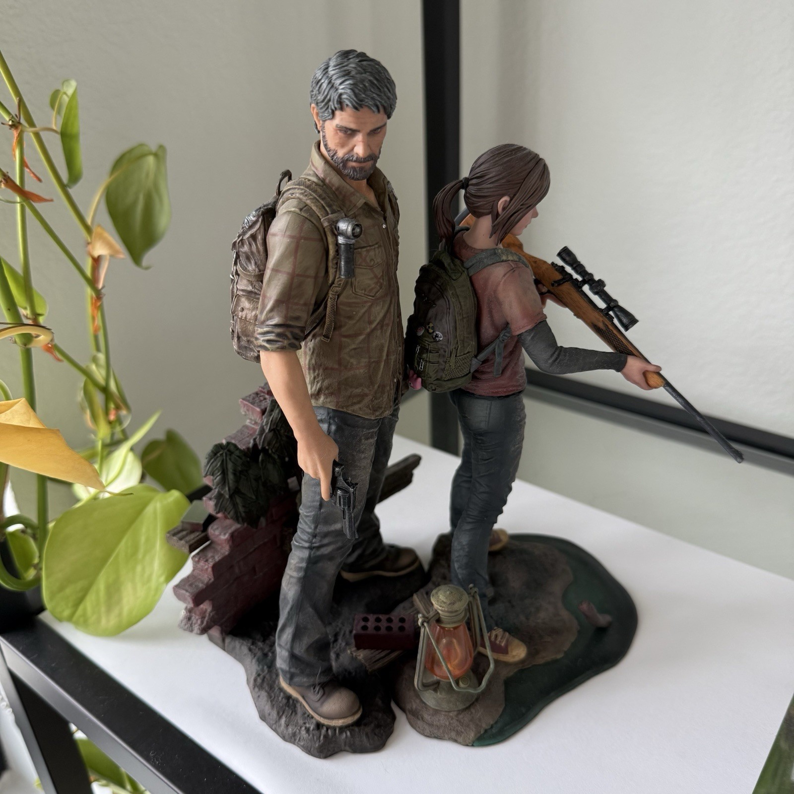 Mamegyorai The Last of Us Joel and Ellie 1:9 Statue Set – Sideshow Collectibles