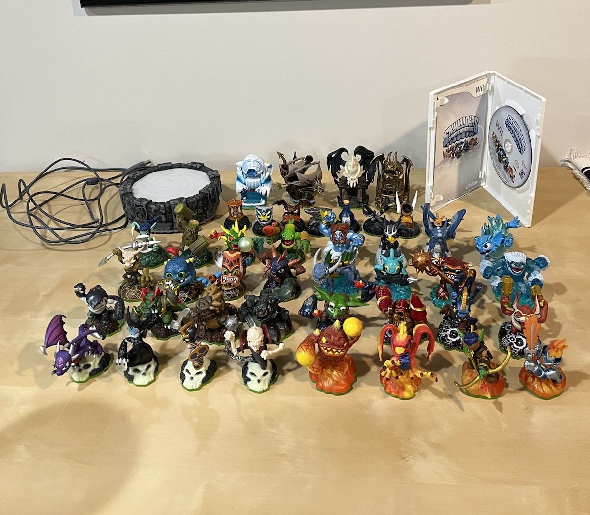 Skylanders Spyros Adventure Complete Set Of 32 Figures. READ DESCRIPTION.