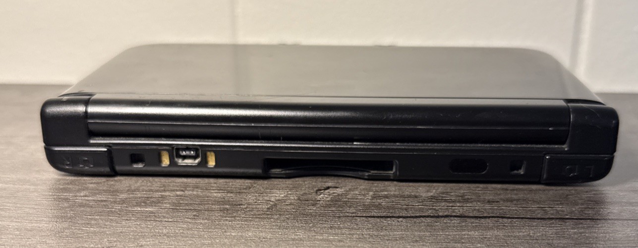 Nintendo 3DS XL Clean Black w/ Stylus And Charger Great Shape Tested