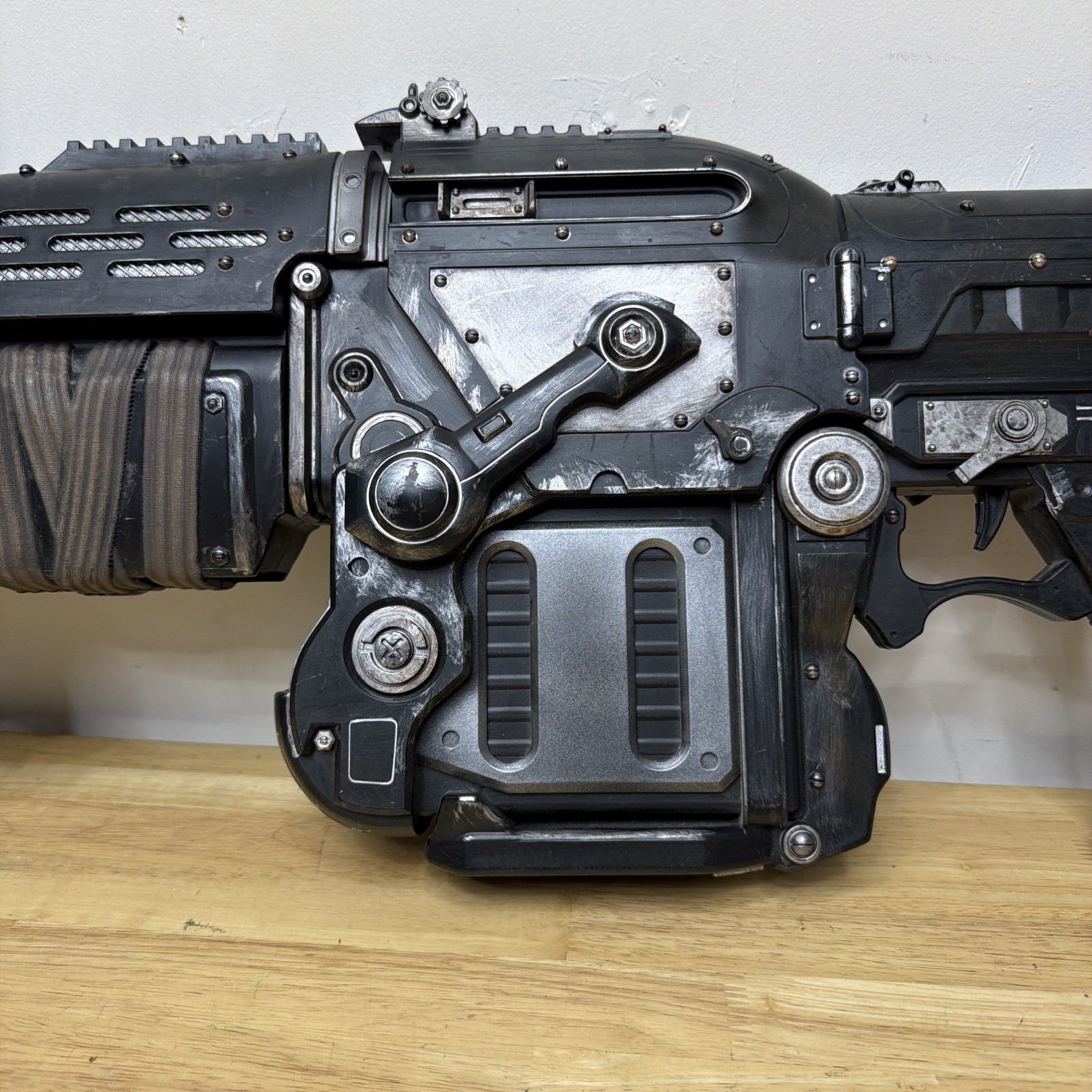 Official Gears Of War 3 Bloody Retro Lancer Neca Weapon Replica Missing Knife