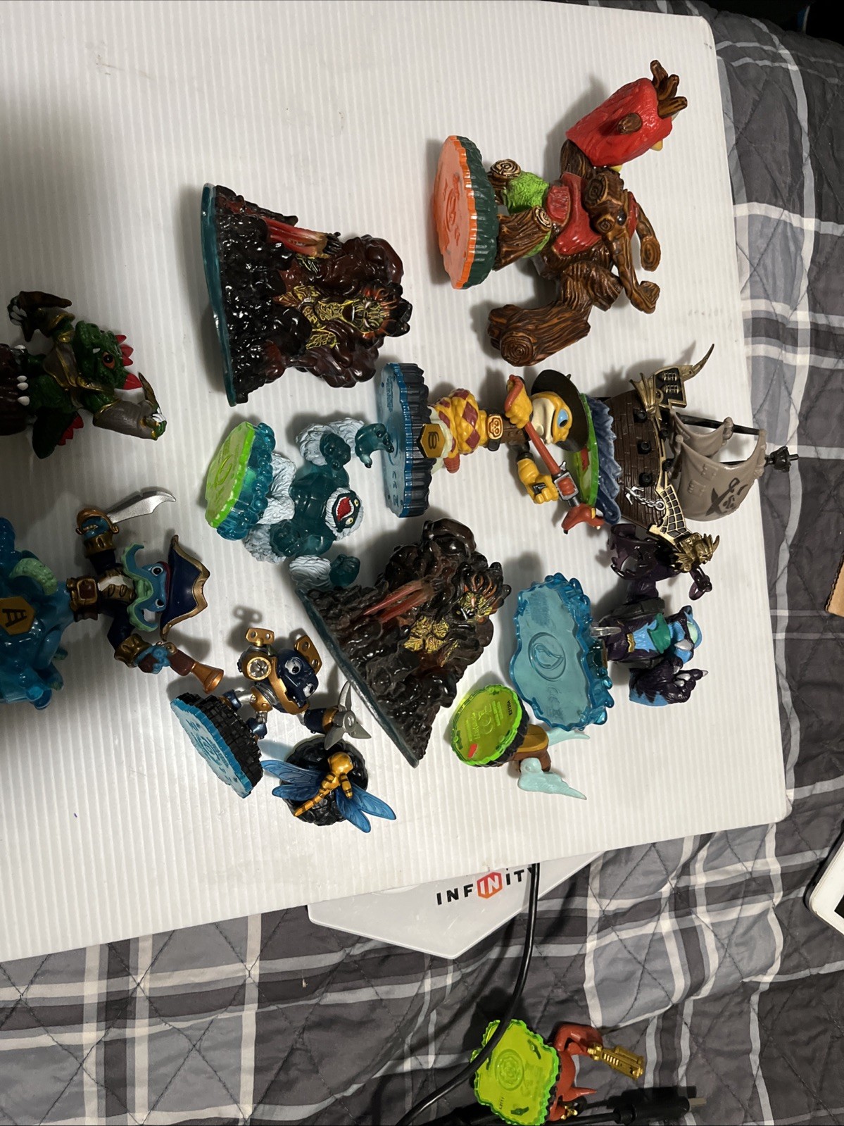 Lot Of 50 Skylanders incluyed enigma and more interesting character