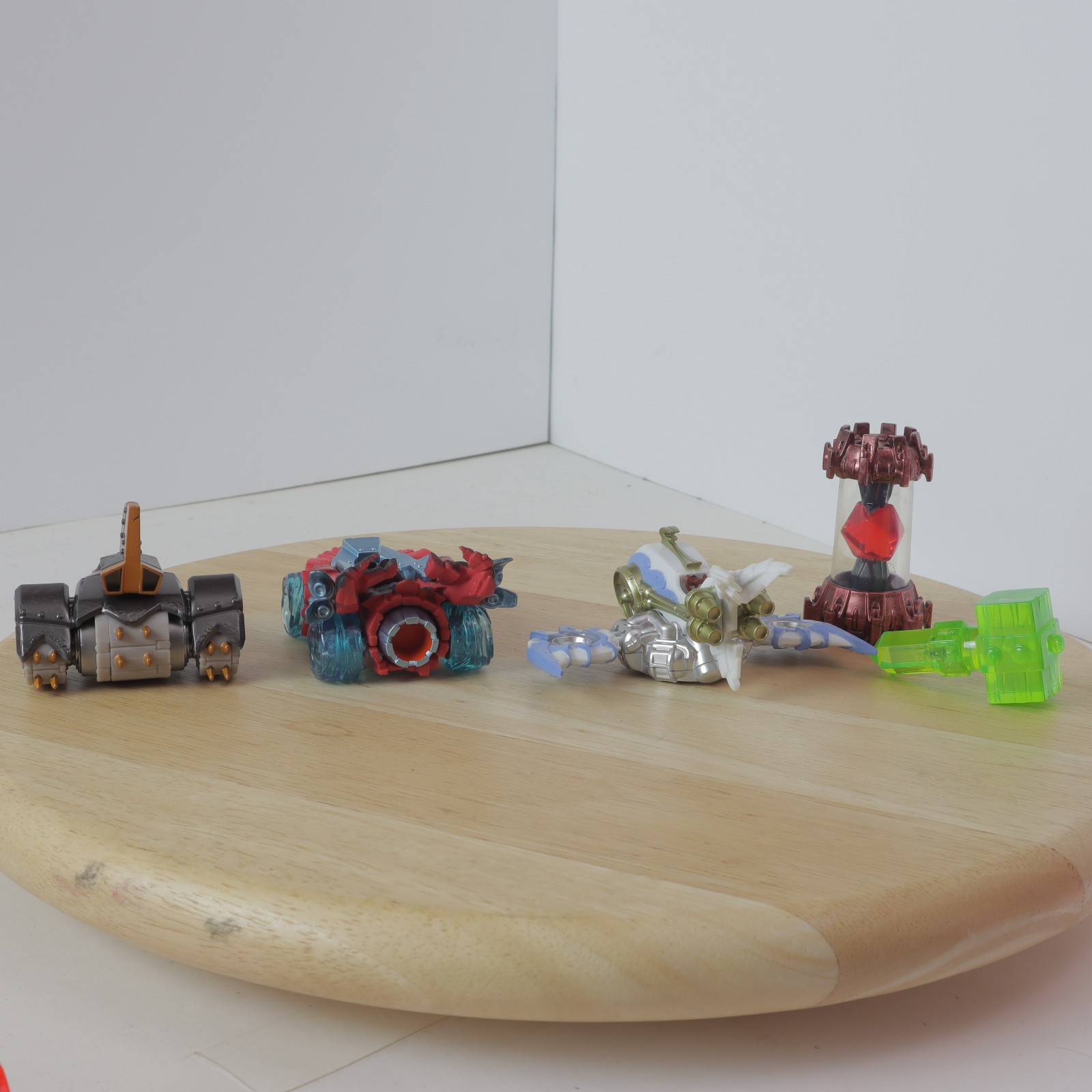 Skylanders Mixed Lot of 22 Figures, Vehicles and Magic Items – Mostly Untested