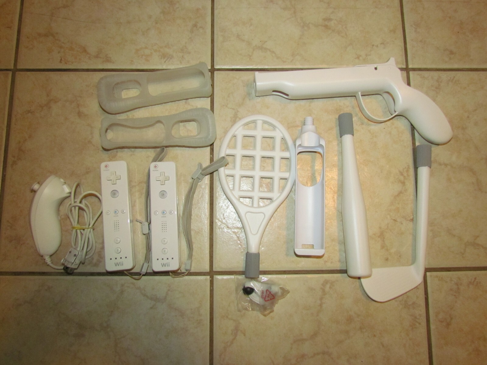 Nintendo WII Bundle Console 2 REMOTES NUNCHUCK 5 GAMES SPORTS GLOVES ZAPPER