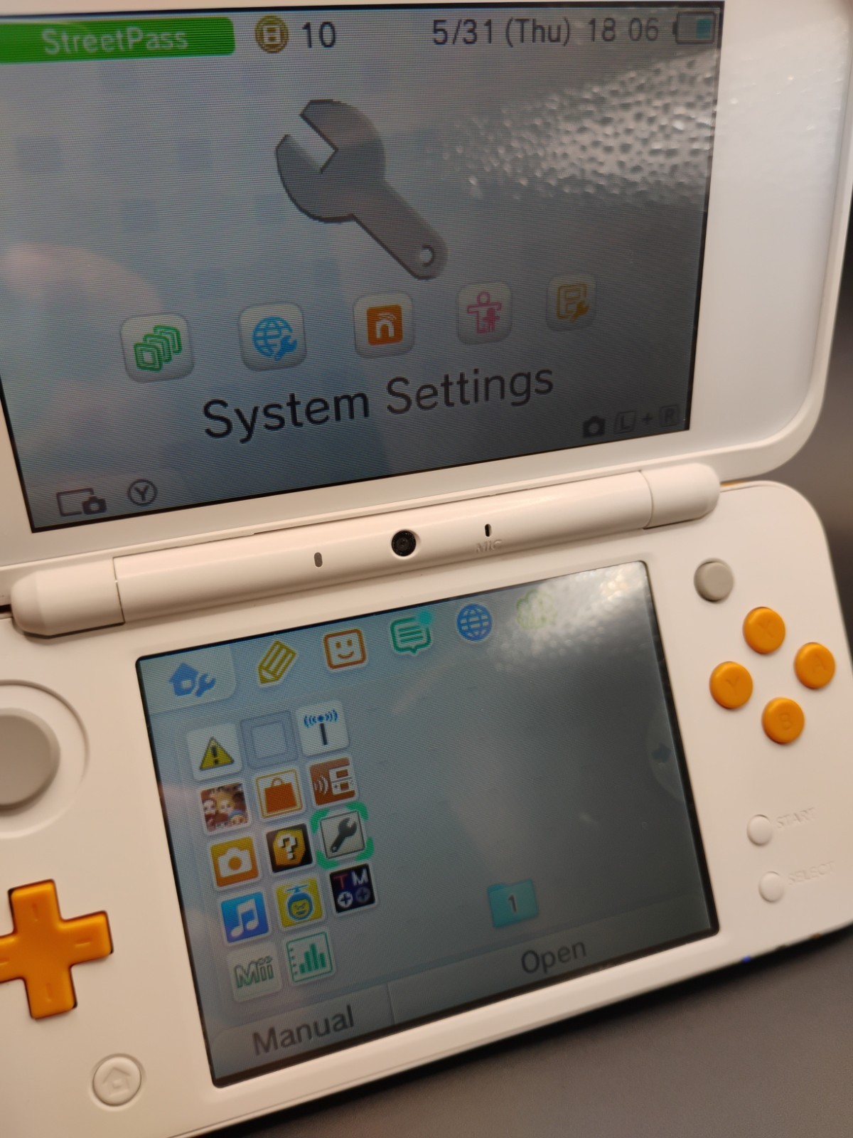 Nintendo 2DS XL White/Orange Console USED RIGHT BUMPER NOT WORKING READ DISCRIPT