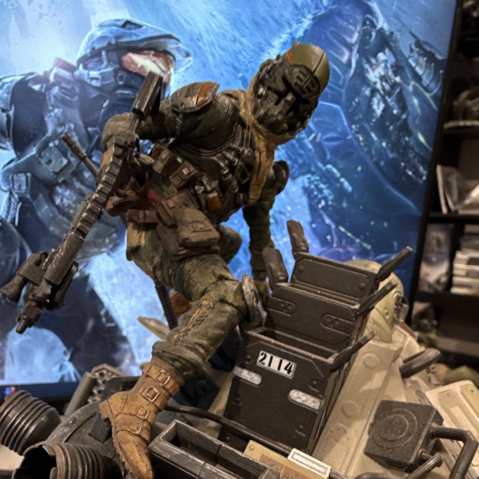 Titanfall 2 Collectible Mech Statue/Figure w/ Pilot & “TITANFALL 2” Bracelet
