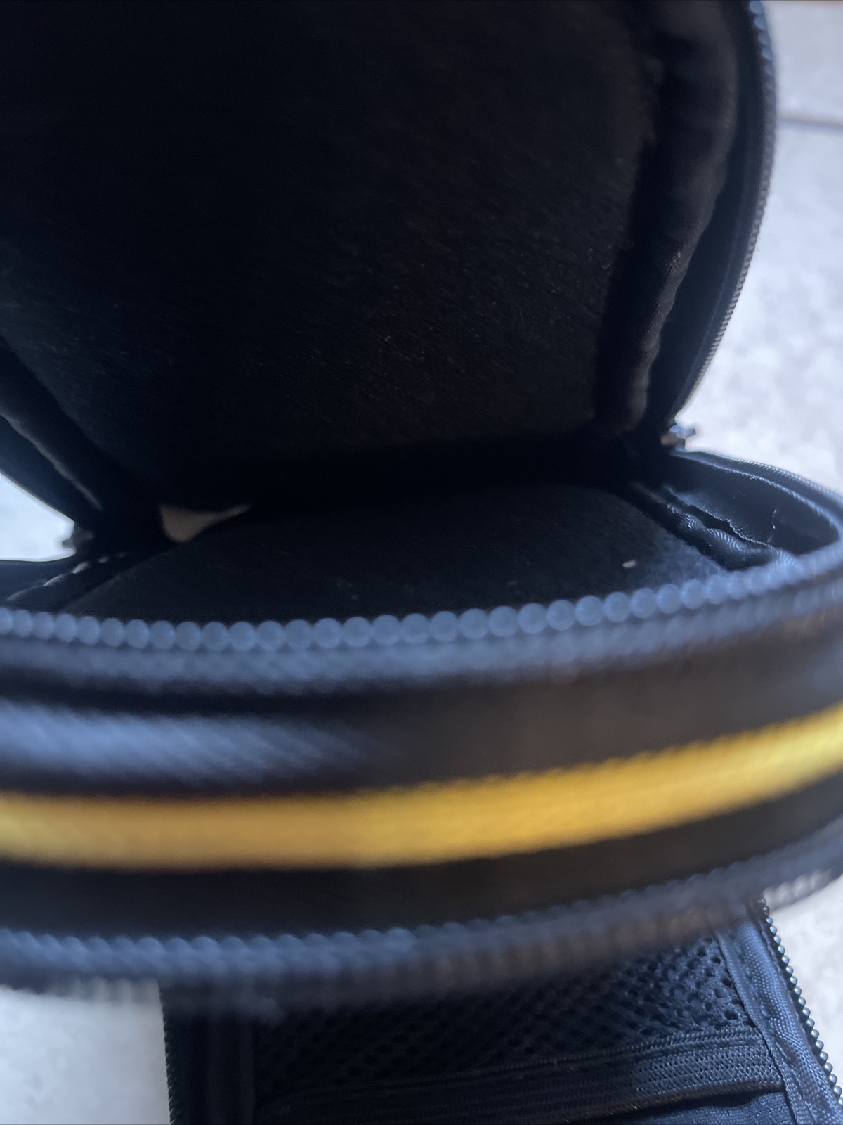 GAMESTOP SOFT CASE BLACK & Yellow GAMEBOY OR OTHERS