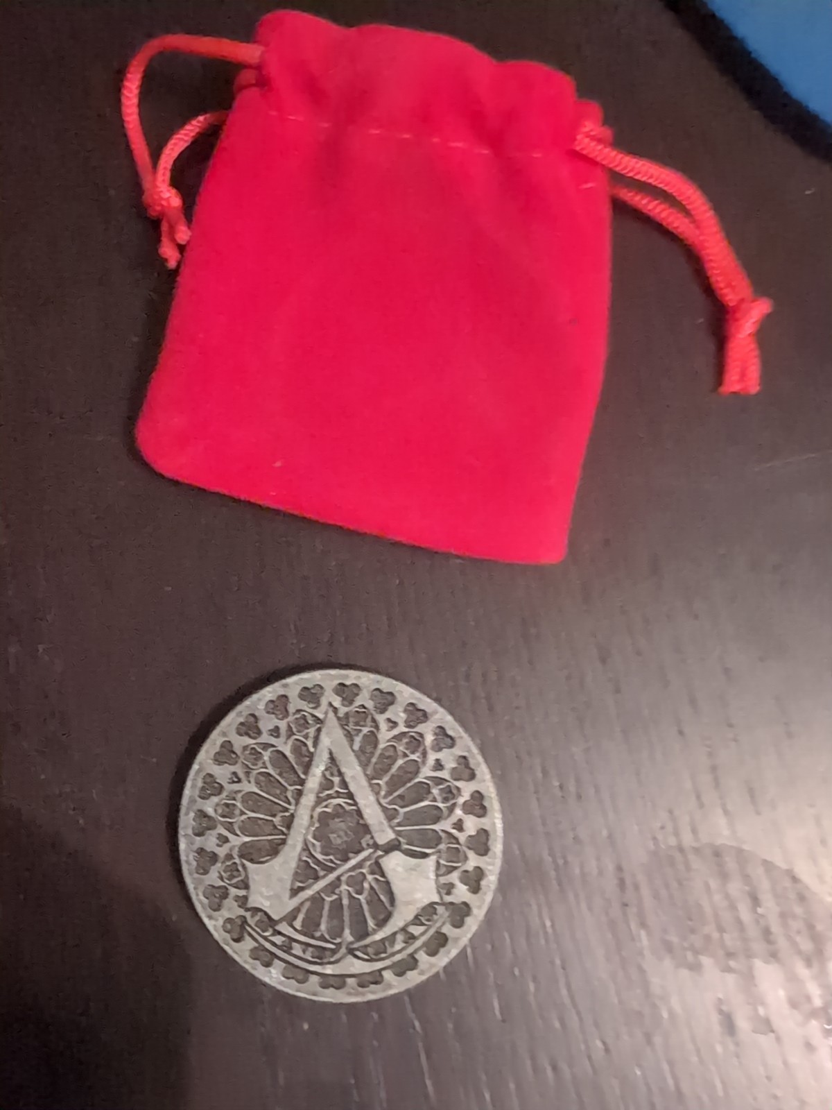 LOOT CRATE EXCLUSIVE Assassin’s Creed Unity Coin Medal Token w/ Velvet Pouch