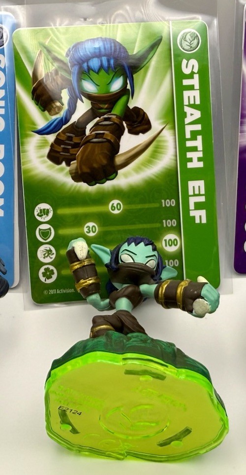 Stealth Elf Skylanders Figure Glow Daggers + Card Sticker Web Code
