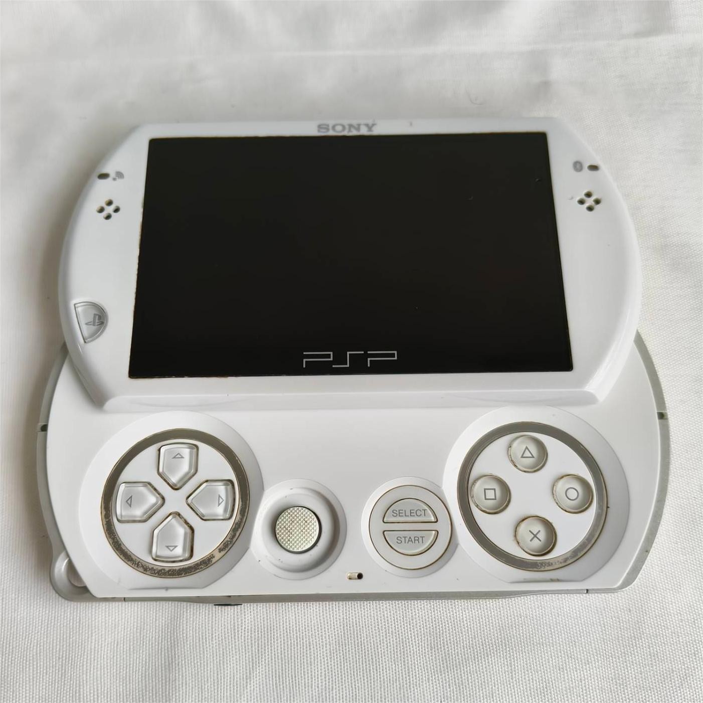 Sony PSP GO console White with Charger PSP-N1001 with bag