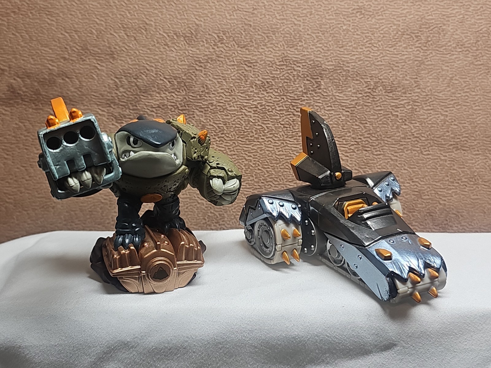 Skylanders SuperChargers Shark Shooter Terrafin Figure & Shark Tank Vehicle