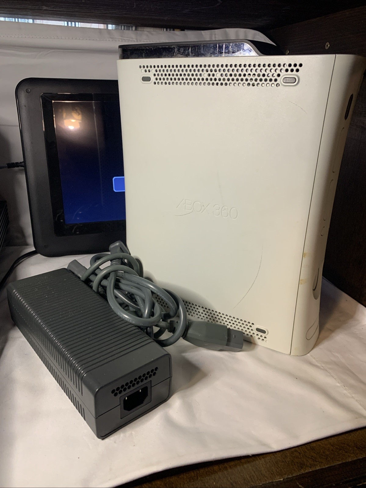Xbox 360 Console With 120GB HDD White Console W Power Cord & 1 Game
