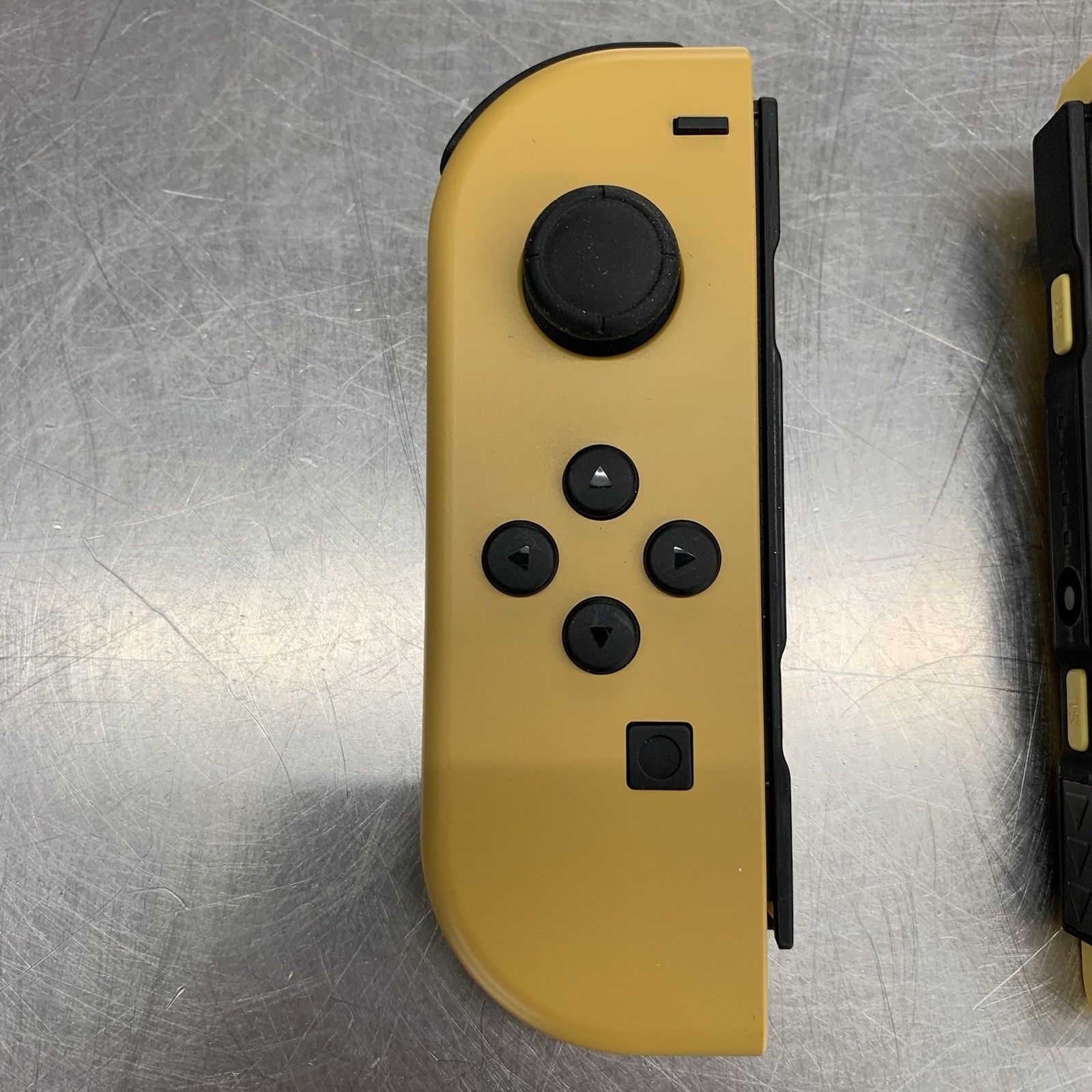 Nintendo Switch Pokémon Let’s Go Pikachu Edition in Box 32GB Console