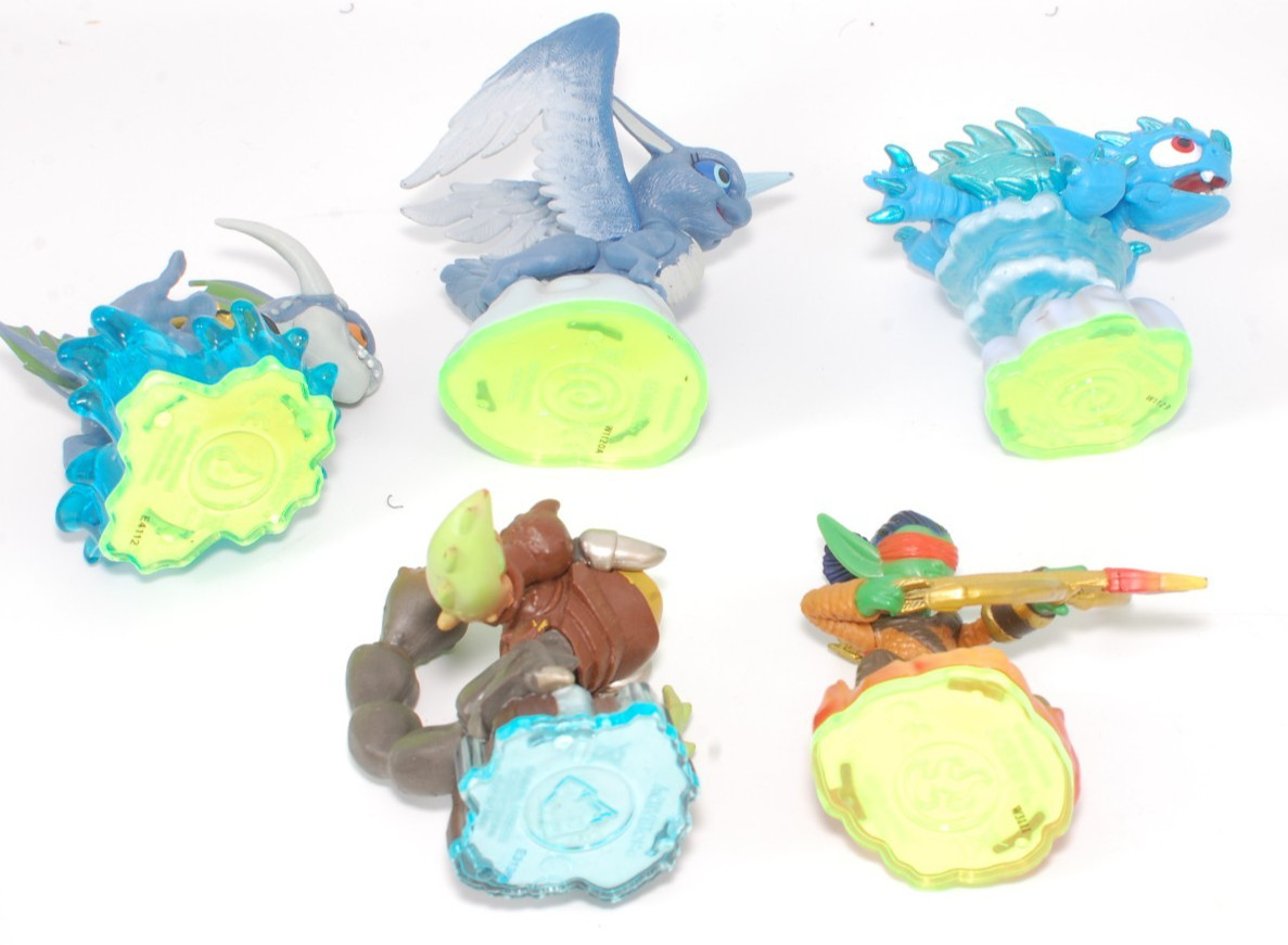 Lot of 24 Skylanders Figures – Characters, Levels, Accessories Spyros Adventure