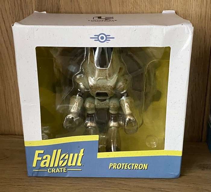 Loot Crate Fallout Crate merch – TM Helmet, Protectron, Notepad set, Broadsider
