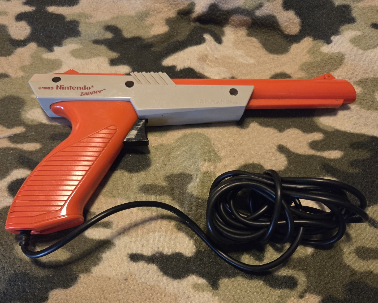 Nintendo NES Zapper Orange 1985 Original Accessory Tested and Working