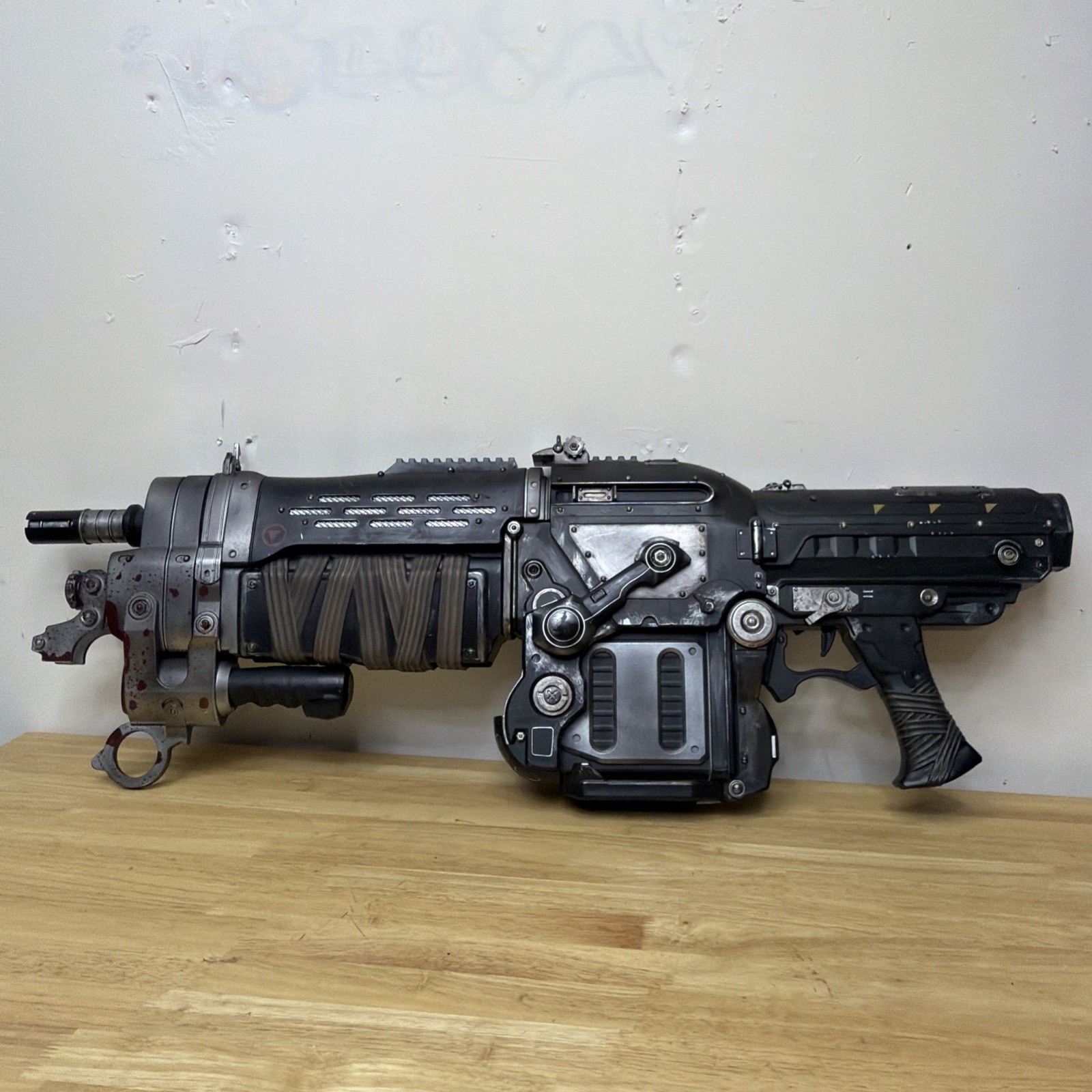 Official Gears Of War 3 Bloody Retro Lancer Neca Weapon Replica Missing Knife
