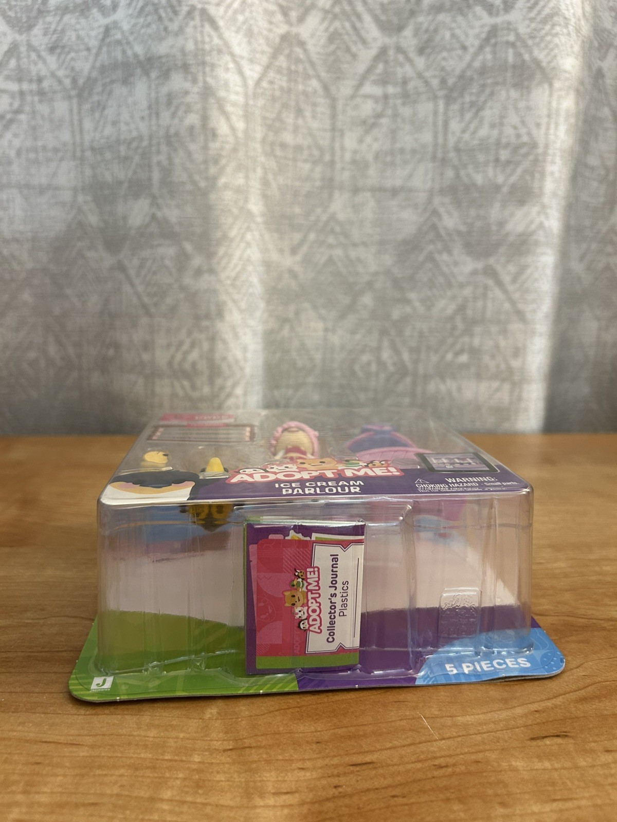 Adopt Me! Ice Cream Parlor – Elsa and King Penguin – NEW IN PACKAGE