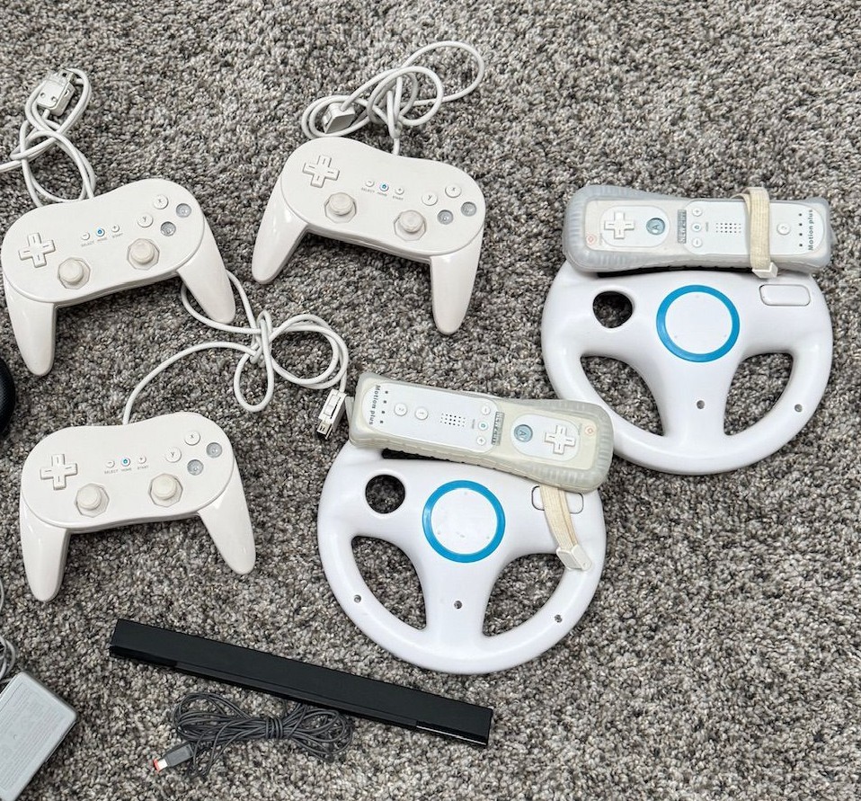 Nintendo Wii Bundle 2 Wii Remote Plus 3 Classic Controllers 2 Wheels Sensor Bar