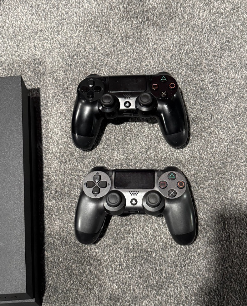 Sony PlayStation 4 PS4 500gb Console BUNDLE W/ 2 Controllers + Watchdogs Game