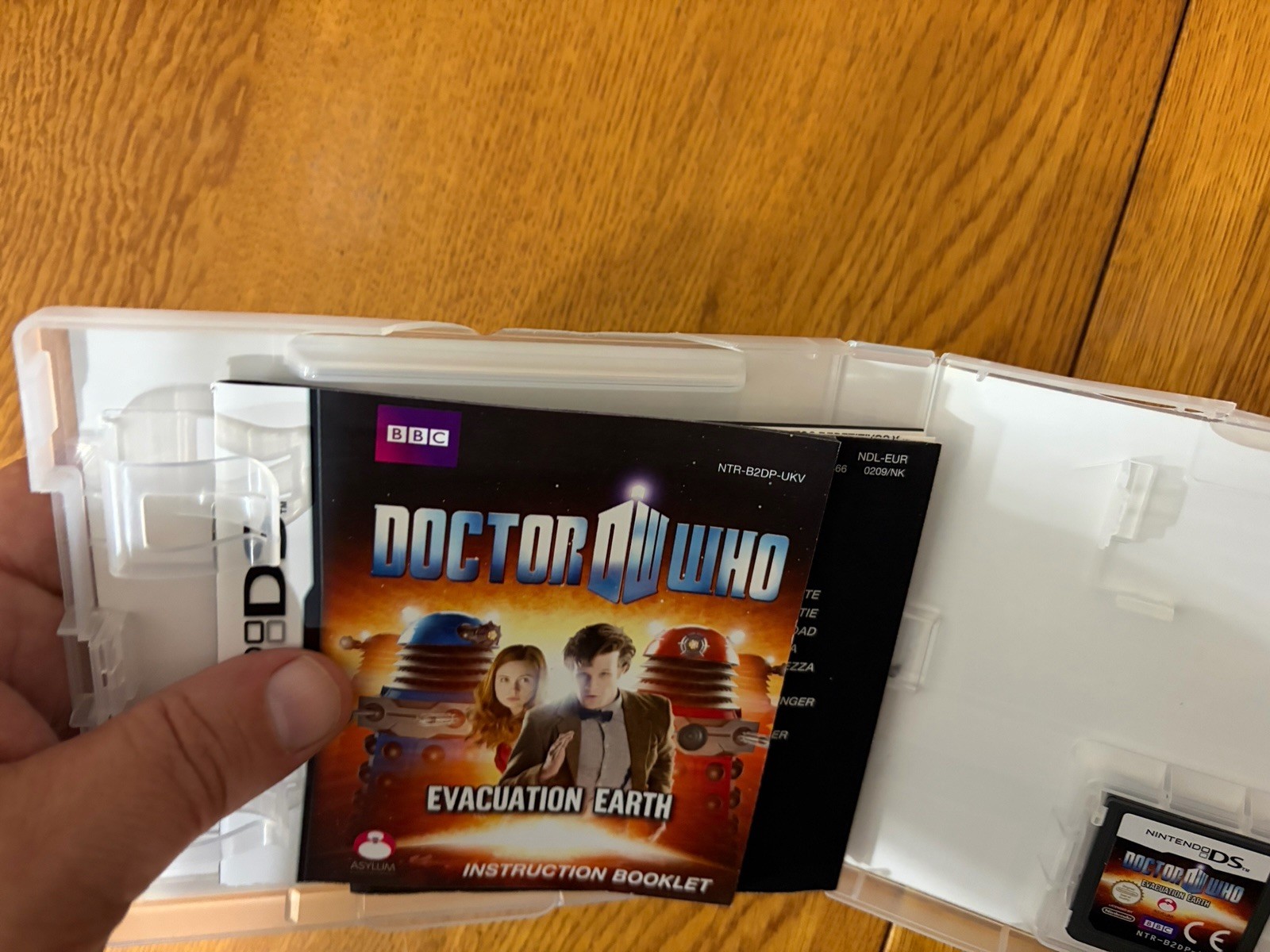 DOCTOR WHO EVACUATION EARTH NINTENDO DS 2010 COMPLETE GAME MANUAL CASE