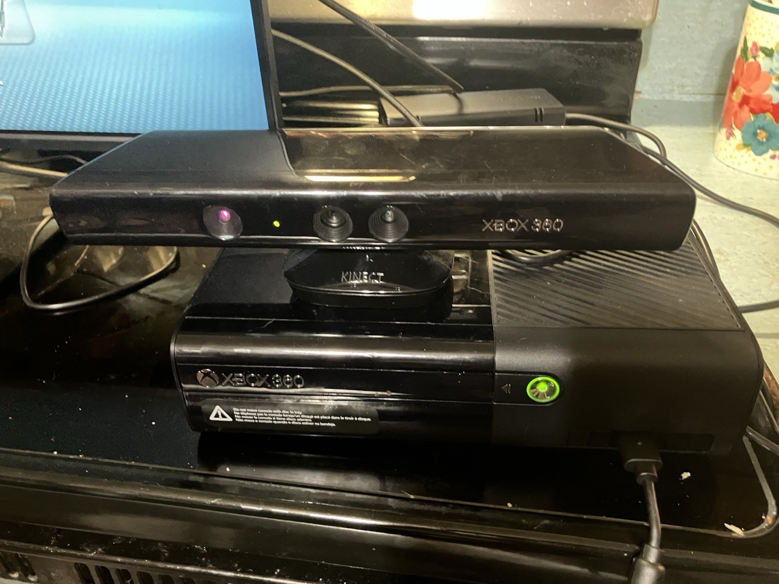 Xbox 360 E 1538 Console 250 GB HD, Cables, Kinect, Games