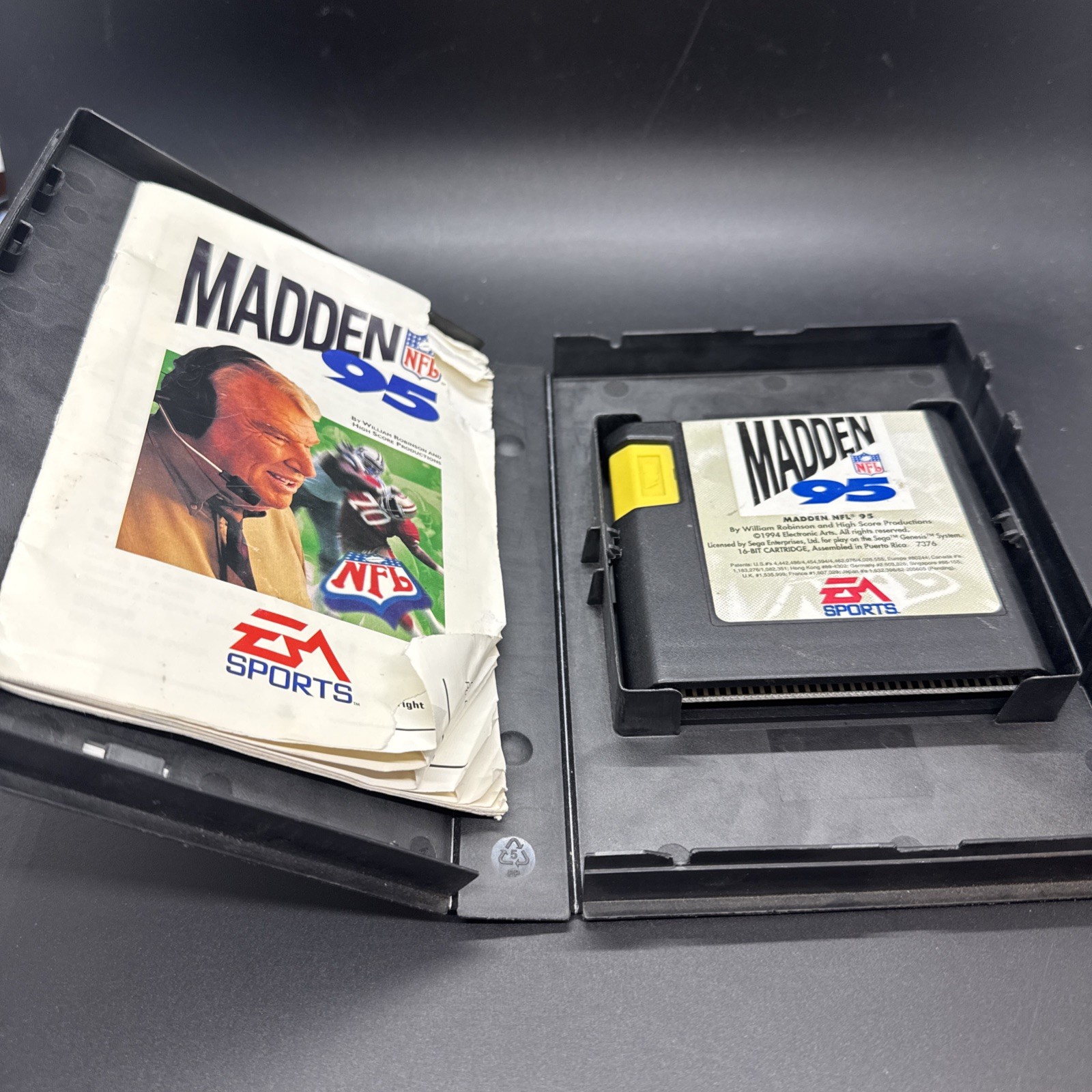 EA SPORTS Madden NFL 95 Sega Genesis Cartridge, Case & Manual American Football