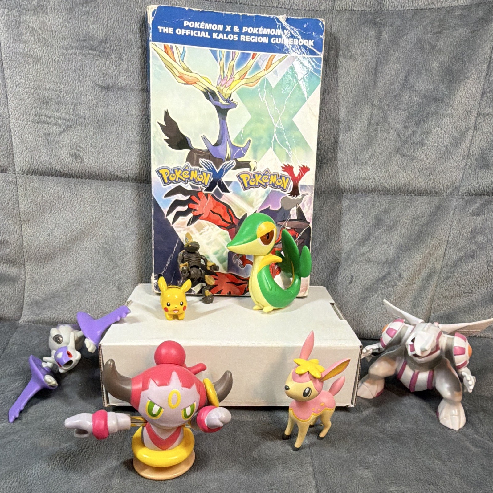 The Pokemon Company Pokemon X & Y Guidebook w/ Figures & Official Poster Map