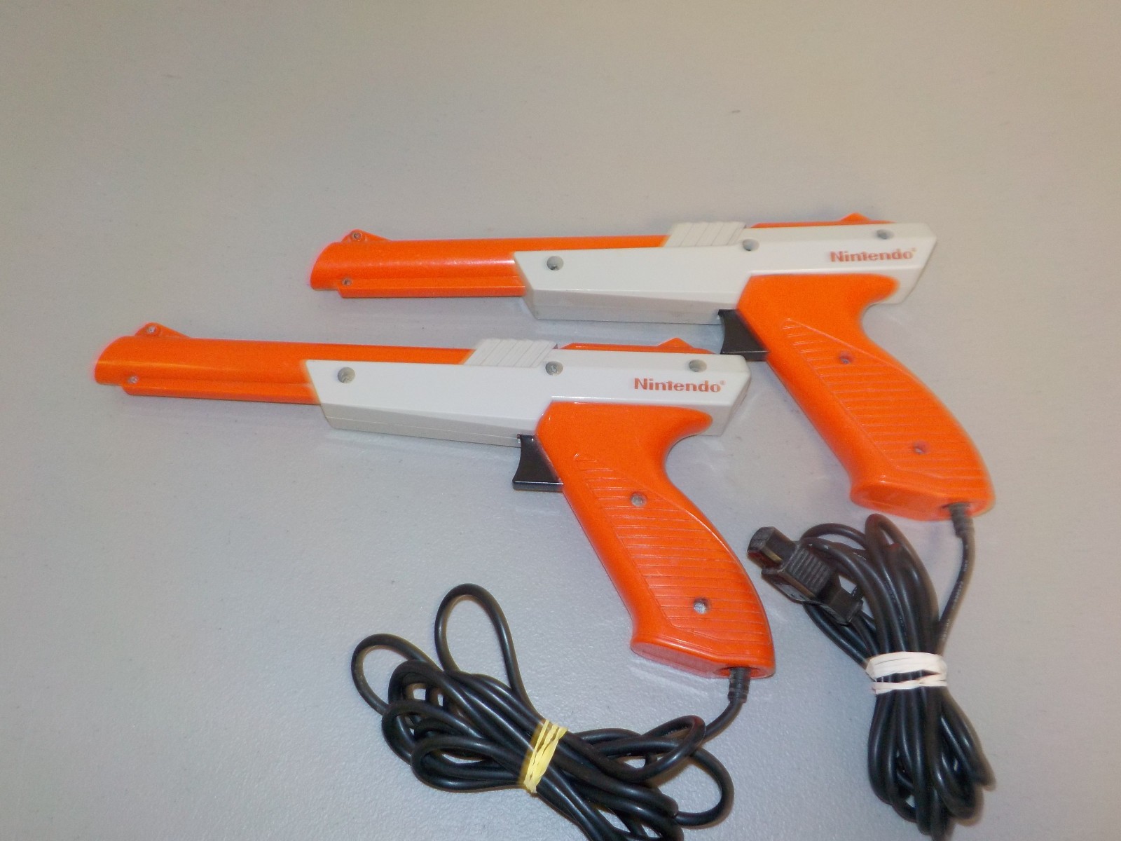 2 – Original 1985 Nintendo NES Zapper Gun Authentic NES-005 – FREE SHIPPING