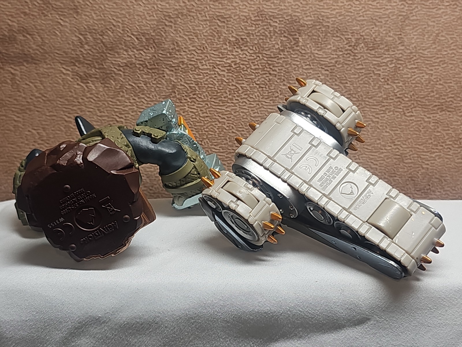 Skylanders SuperChargers Shark Shooter Terrafin Figure & Shark Tank Vehicle