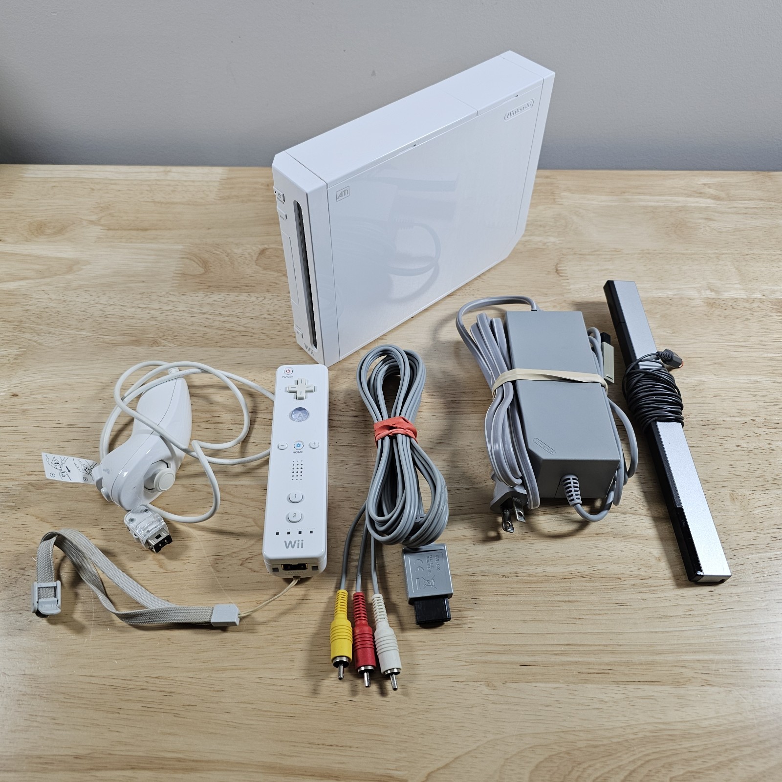 Nintendo Wii Game Console RVL-001 Bundle, USA Version, White